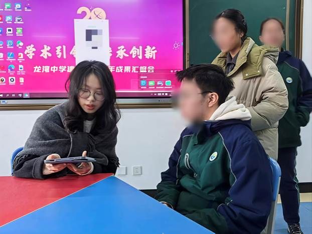 电脑前的人们 AI 生成的内容可能不正确。