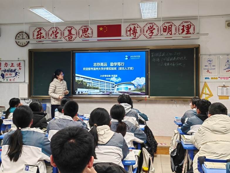 一群人正在听演讲 AI 生成的内容可能不正确。